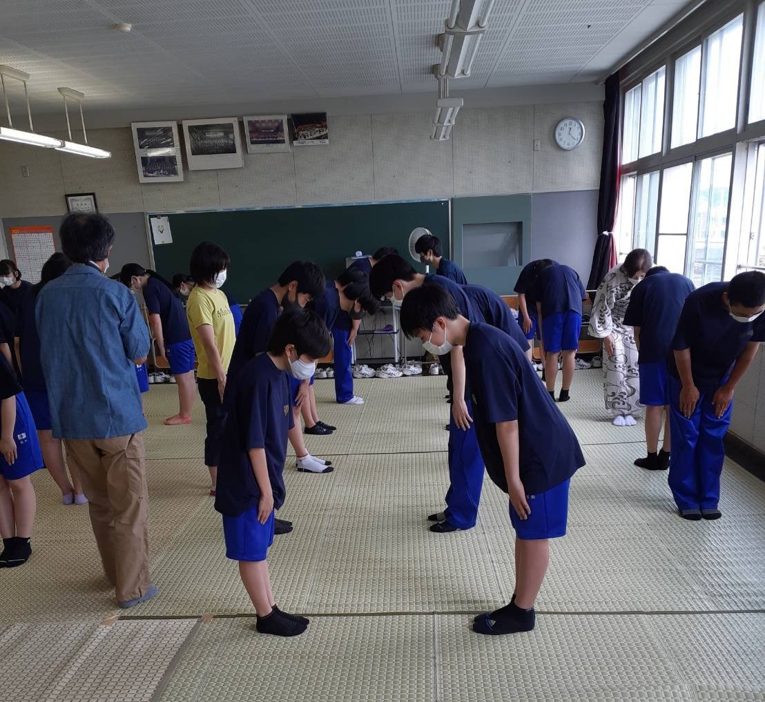 昨日の旭川校 北門中学校きもの授業の様子🏫相手を思う心を形にするのがマナー💐心を込めると形が整い形を整えると心が添う✨毎日してい... [小林豊子きもの学院【Twitter】]