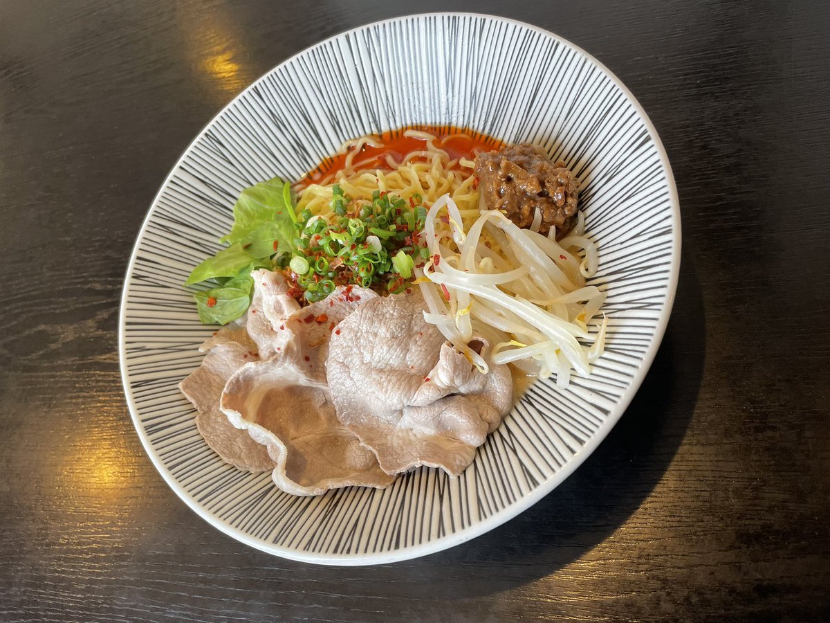 この夏の王道を見つけました🤩🍜『肉味噌豚しゃぶ冷し担々麺』と『鶏ぱいくぅ丼』の組み合わせで暑い日も大丈夫です😏麺が多いという... [らぁめん銀波露 札幌手稲店【Twitter】]