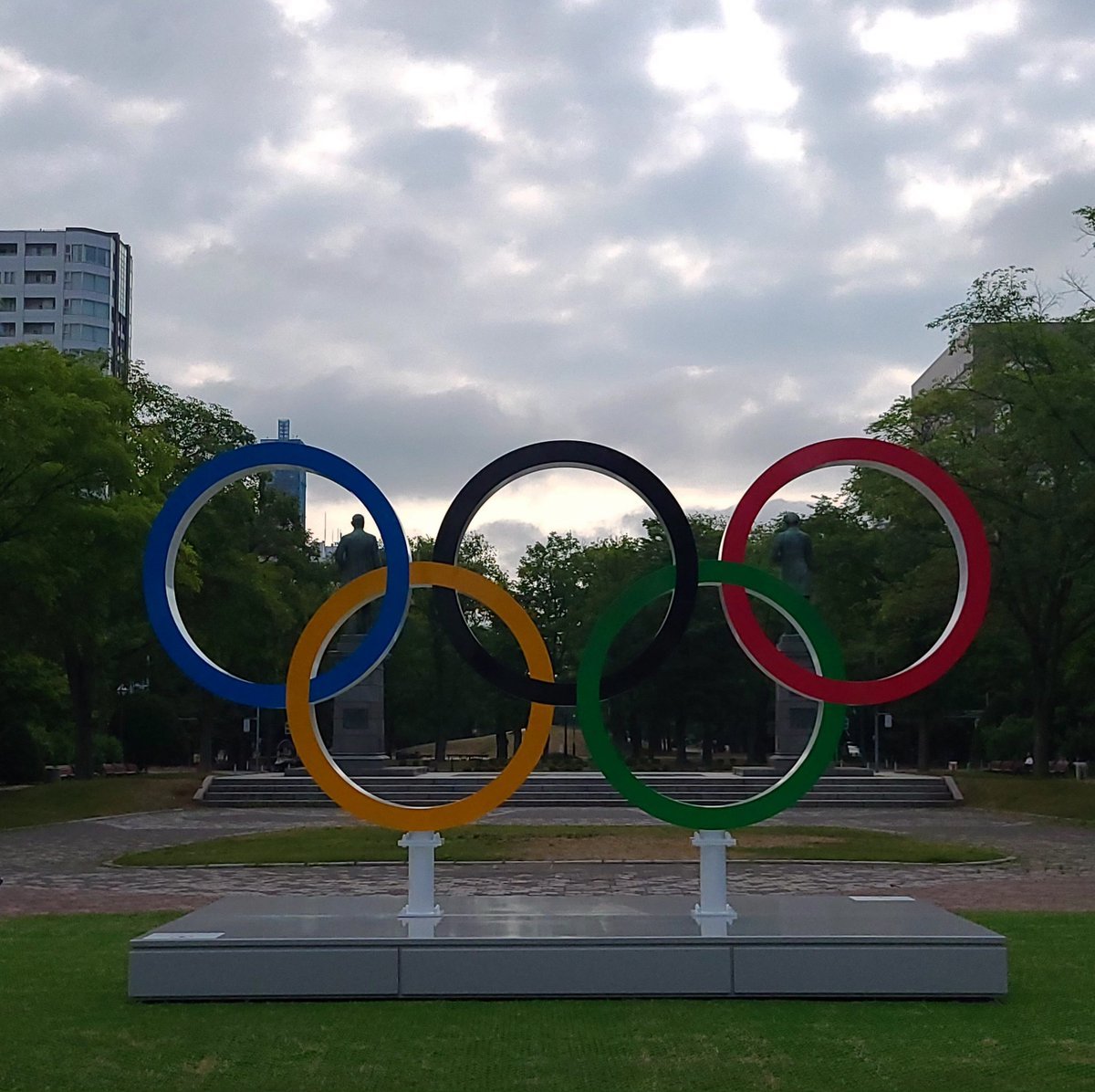 学院本部の窓から見える場所に五輪モニュメントが現れ✨明日からサッカーの予選も開催されます⚽️開会式では日本の文化がどう表現され... [小林豊子きもの学院【Twitter】]