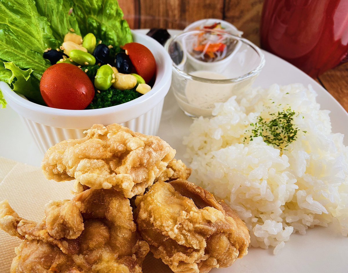 ／そろそろ、カラオケ🎤個室でのんびり歌ってランチ＼ごはんだけ食べに来た方▶︎室料0円話題のピロザンギをプレートで▶︎野菜も... [カラオケピロス【Twitter】]