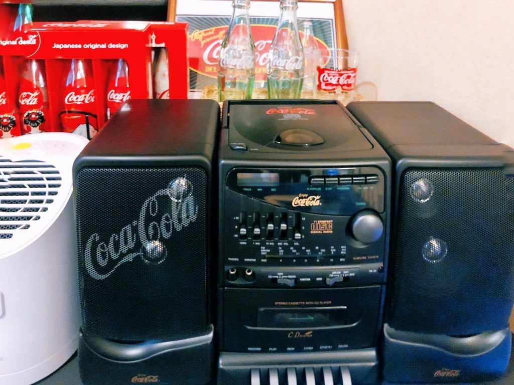 ／そろそろ、カラオケ🎤コカ・コーラ部屋あります！＼コカ・コーラといえばピロス！コカ・コーラ好きはたまらない全面コカコー... [カラオケピロス【Twitter】]