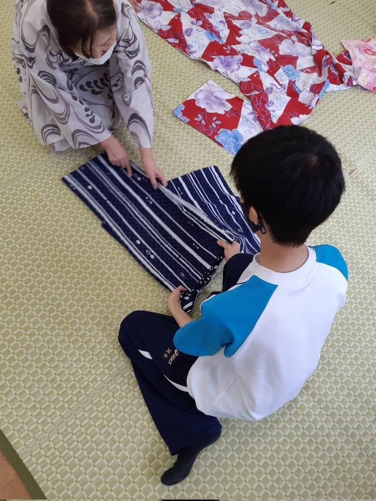 夏休みが終わり学校でのきもの授業み再開しました👘一昨日の旭川校では名寄産業高校🏫浴衣の着つけやたたみ方の実習に合わせ高校では日... [小林豊子きもの学院【Twitter】]