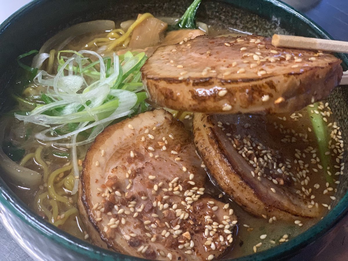 ぱいくぅ麺に負けないくらいこちらも銀波露の看板メニューになりつつあります🍜厚切り炙りバラチャーシュー麺がっつりこってりいき... [らぁめん銀波露 札幌手稲店【Twitter】]