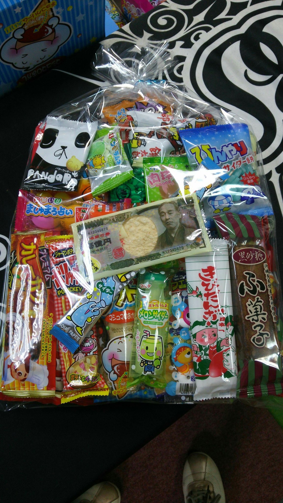 今年もご注文頂きました！駄菓子の詰め合わせ！！  写真のものは税込み650円です。 金額、個数などお客様のご要望に合わせてお作りしますのでご... [おもちゃの平野【Twitter】]