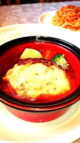 札幌の洋食家はるひの今週の週替わりメニューは、『ラム肉と望来豚のチーズたっぷり煮込みハンバーグ＆ミニサラダナポリタン』に、『３種のチーズの和... [洋食家はるひ【Twitter】]