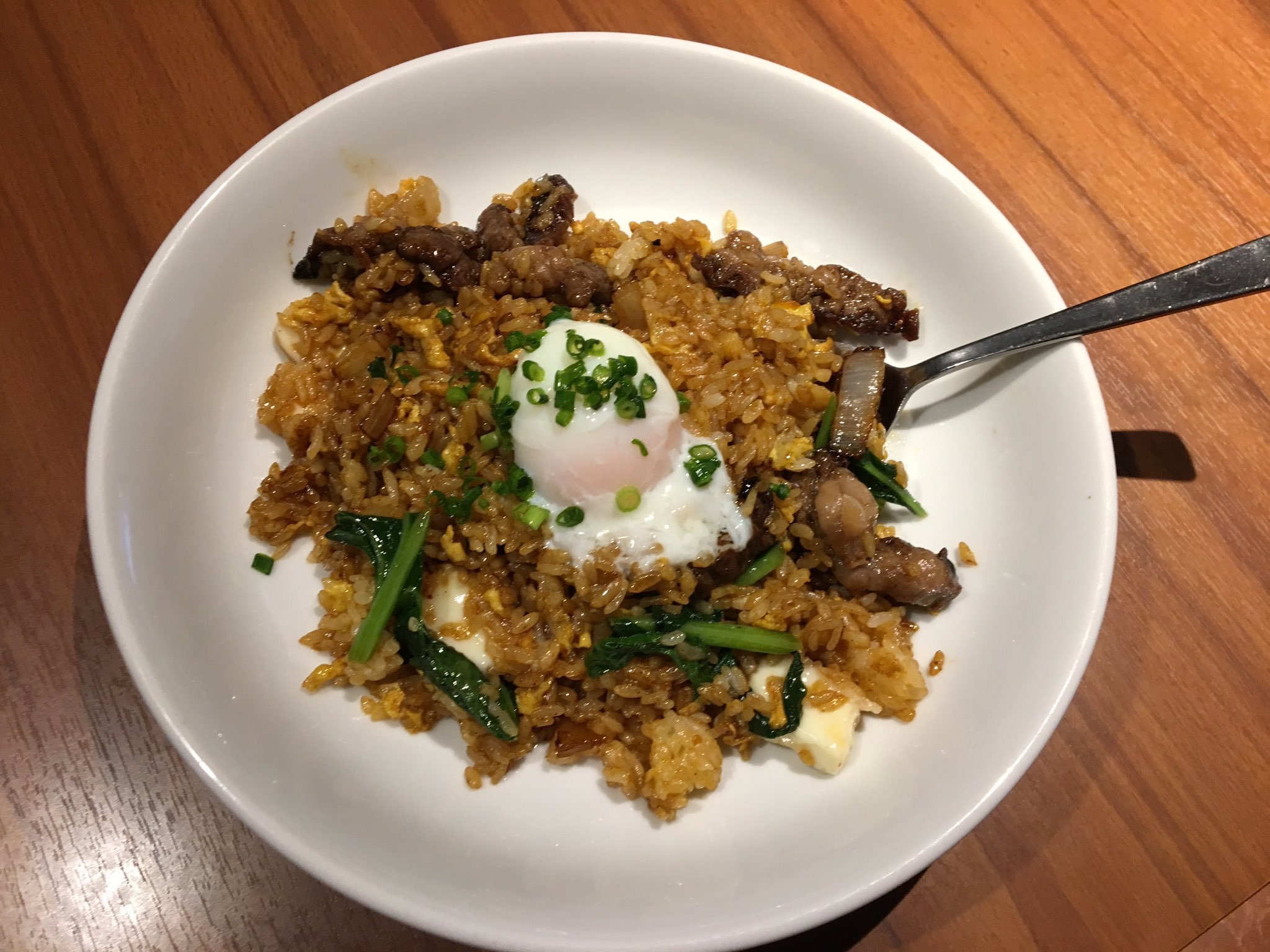 今日の賄いはこちら〜  牛カルビと半熟卵のコク旨チャーハン！ 通常メニューには入ってないですが モッツァレラチーズ入りです うまし〜( ◠‿... [ベビーフェイスプラネッツ 札幌宮の森店【Twitter】]