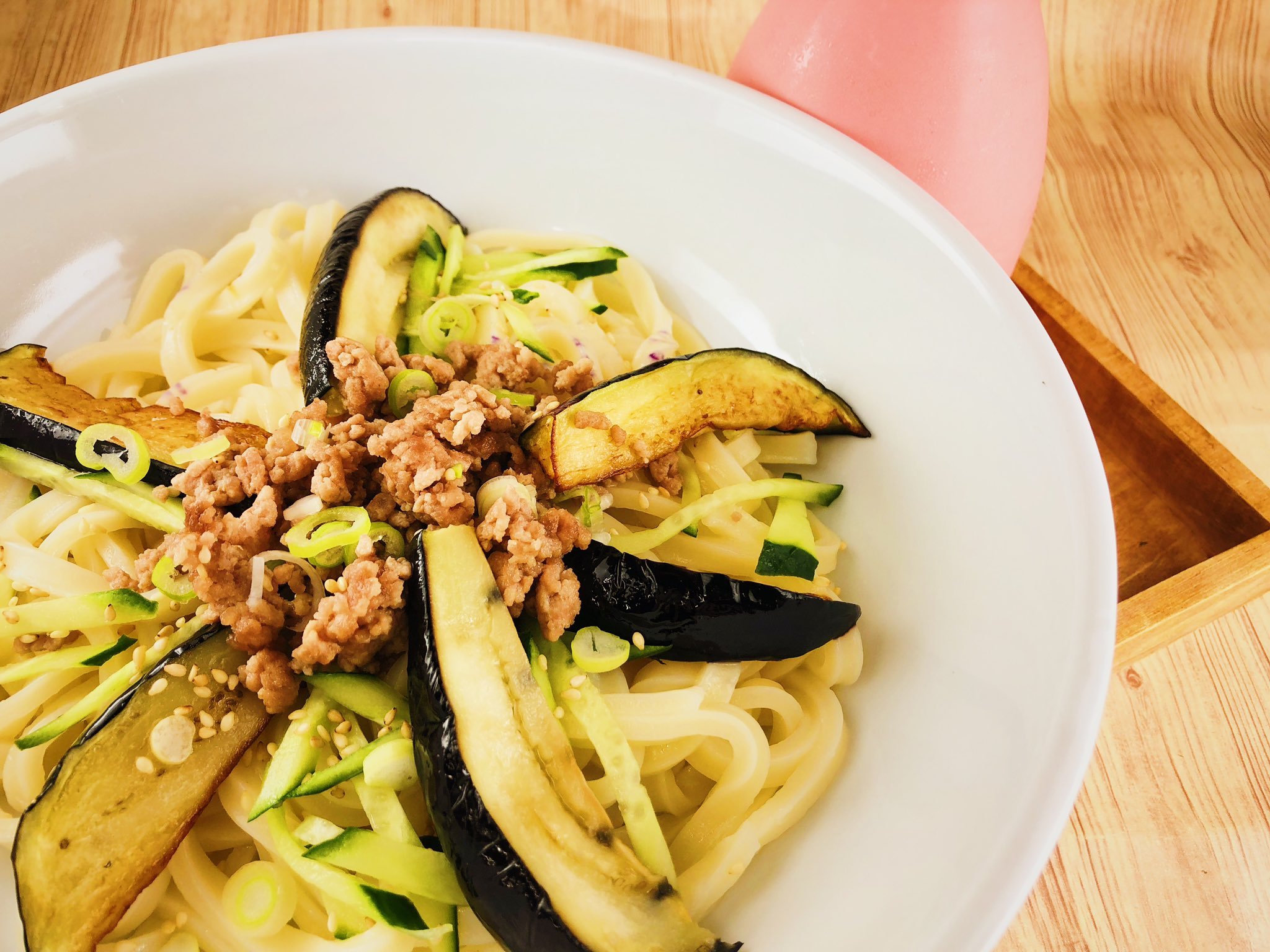 ピロスの今月のランチ  ナスとひき肉の冷やしうどんが大人気 白だしでさっぱりと  夏のマーボー丼は今話題のシビ辛 今食べるしかない！！  2... [カラオケピロス【Twitter】]