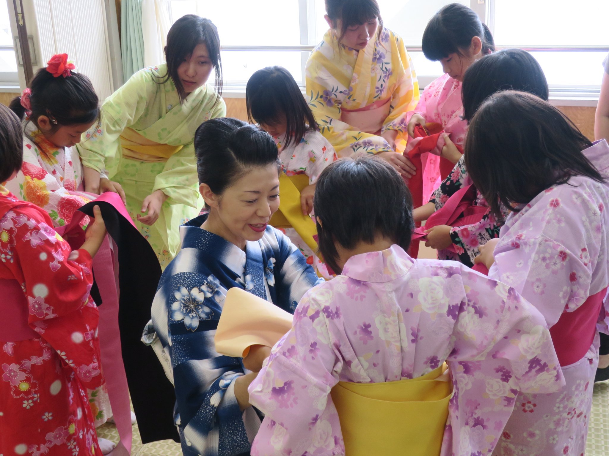 昨日は児童会館で浴衣着付け体験! 1年生から6年生までの小学生が自分で浴衣を着ました。保育の専門学生にも浴衣姿でアシストアクティビティ指導を... [小林豊子きもの学院【Twitter】]