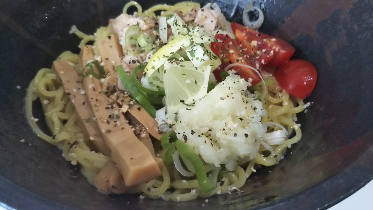 今日は朝からじめじめして暑い～‼️でもラーメン食べたい～‼️というわけで、かまくらの7,8月限定「塩レモン油そば」食べてきました‼️... [ふりっパー子【Twitter】]