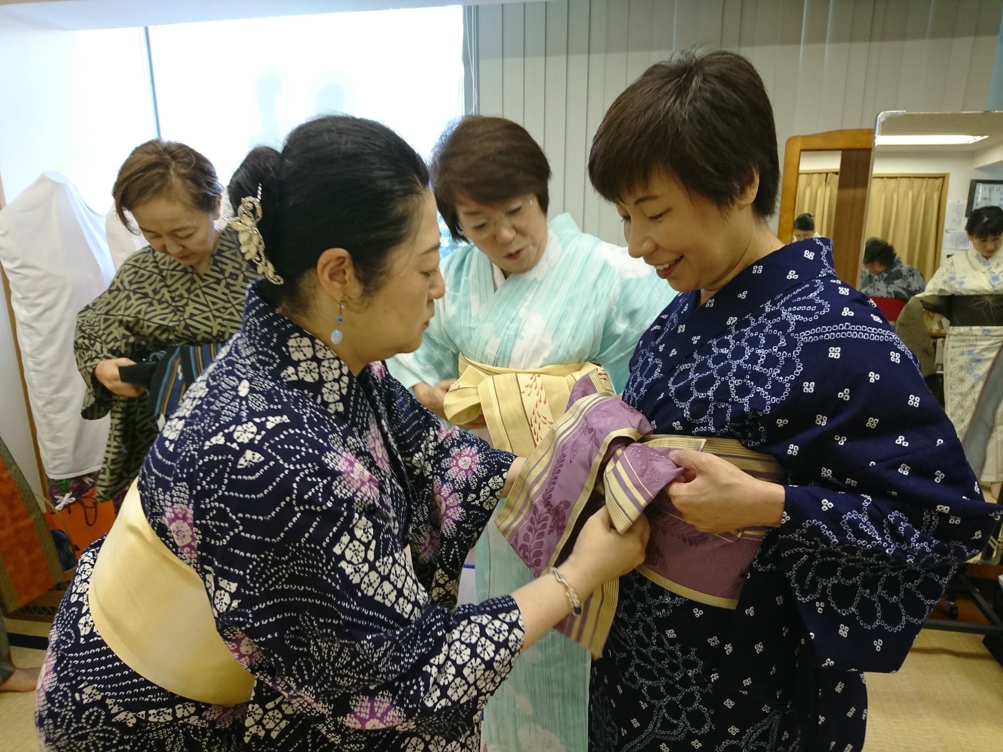 お盆が過ぎたら浴衣も終わり･･･の前に！札幌校では浴衣の集い「綺羅祭り」開催先ずは帯結びを研究中～  #浴衣  #着付け   #小林豊子  ... [小林豊子きもの学院【Twitter】]