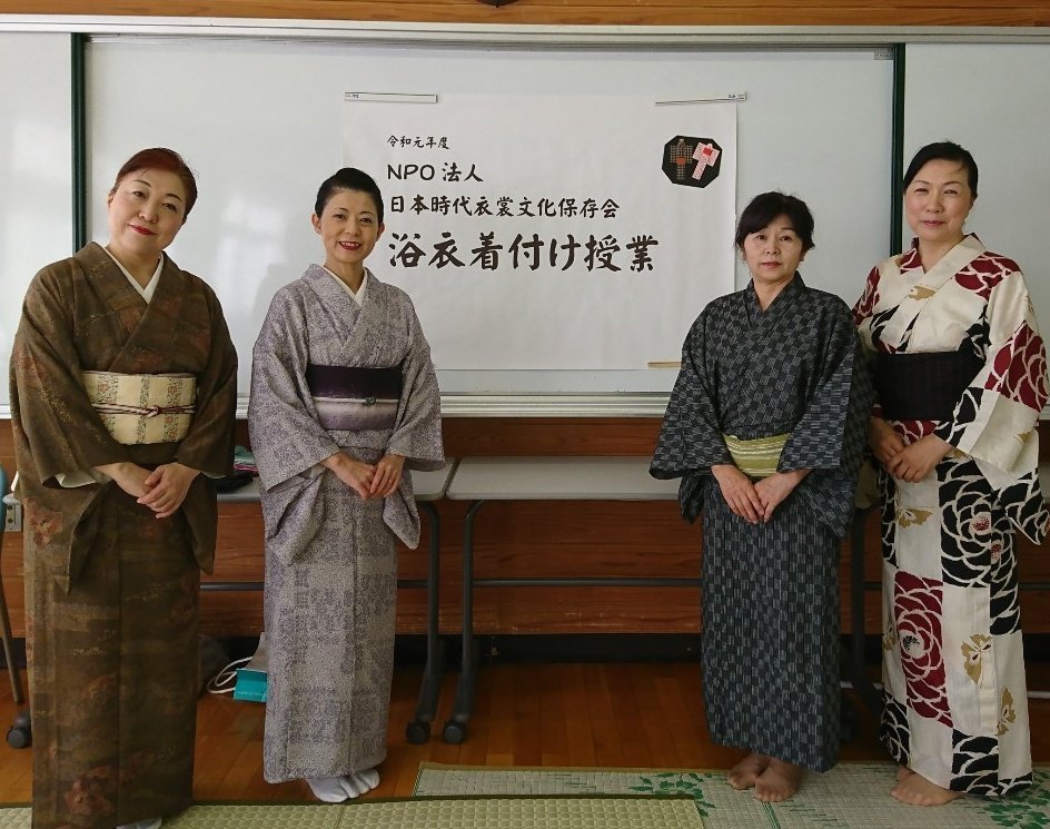 9月と言うのに真夏日 技術家庭科授業で訪れた中学校は毎年色々な準備をしてくださいますが昨日は飲み物まで!生徒さん達も一生懸命で講... [小林豊子きもの学院【Twitter】]