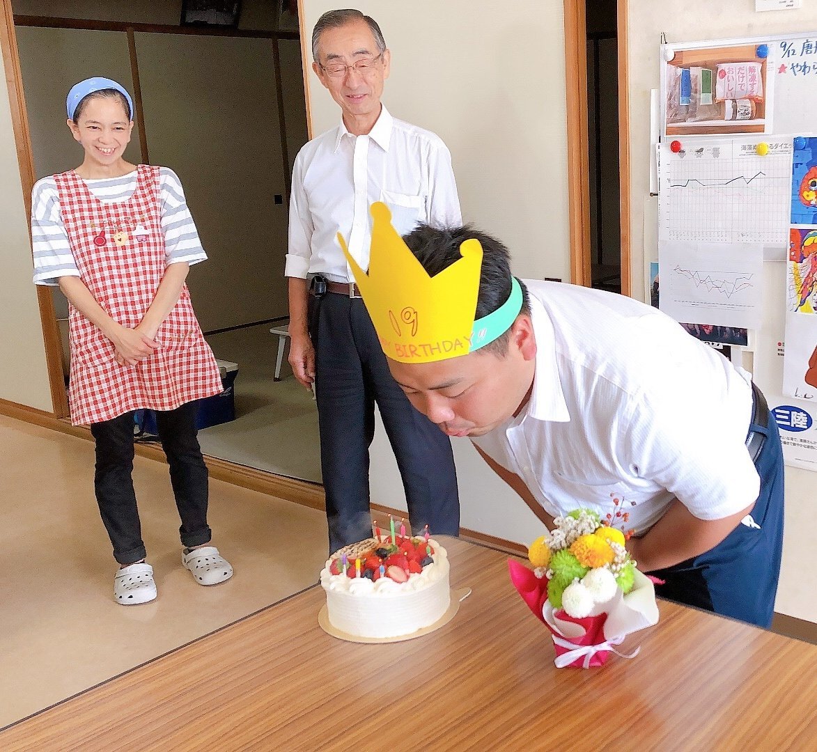 明日は玉西君の19歳の誕生日！！  会社のカレンダーに自分の誕生日を書いてアピールしていたので、まさかのフライングでお祝いをしました。  バ... [光海藻【Twitter】]