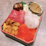 こちらの  #豪華海鮮弁当、本日も  #北海きたえーる ファンクラブブースにて販売しております 今年1年頑張ったご褒美に、バスケ観戦をしなが... [レバンガ北海道【Twitter】]