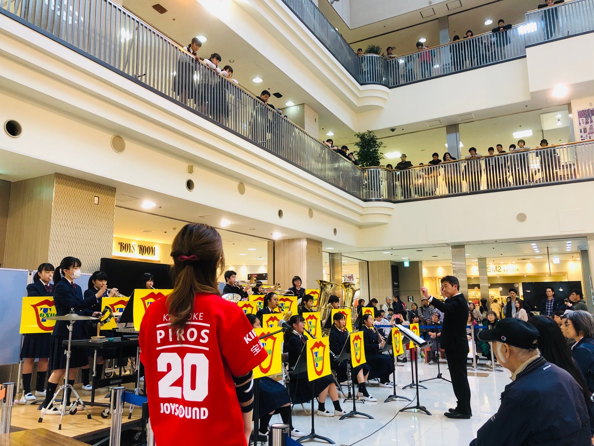 あつべつ食の文化祭 最終日も盛り上がってます！  今の時間は 札幌東商業高校の吹奏楽部 演奏会がおこなわれてます！  光の広場が満員！  #... [カラオケピロス【Twitter】]