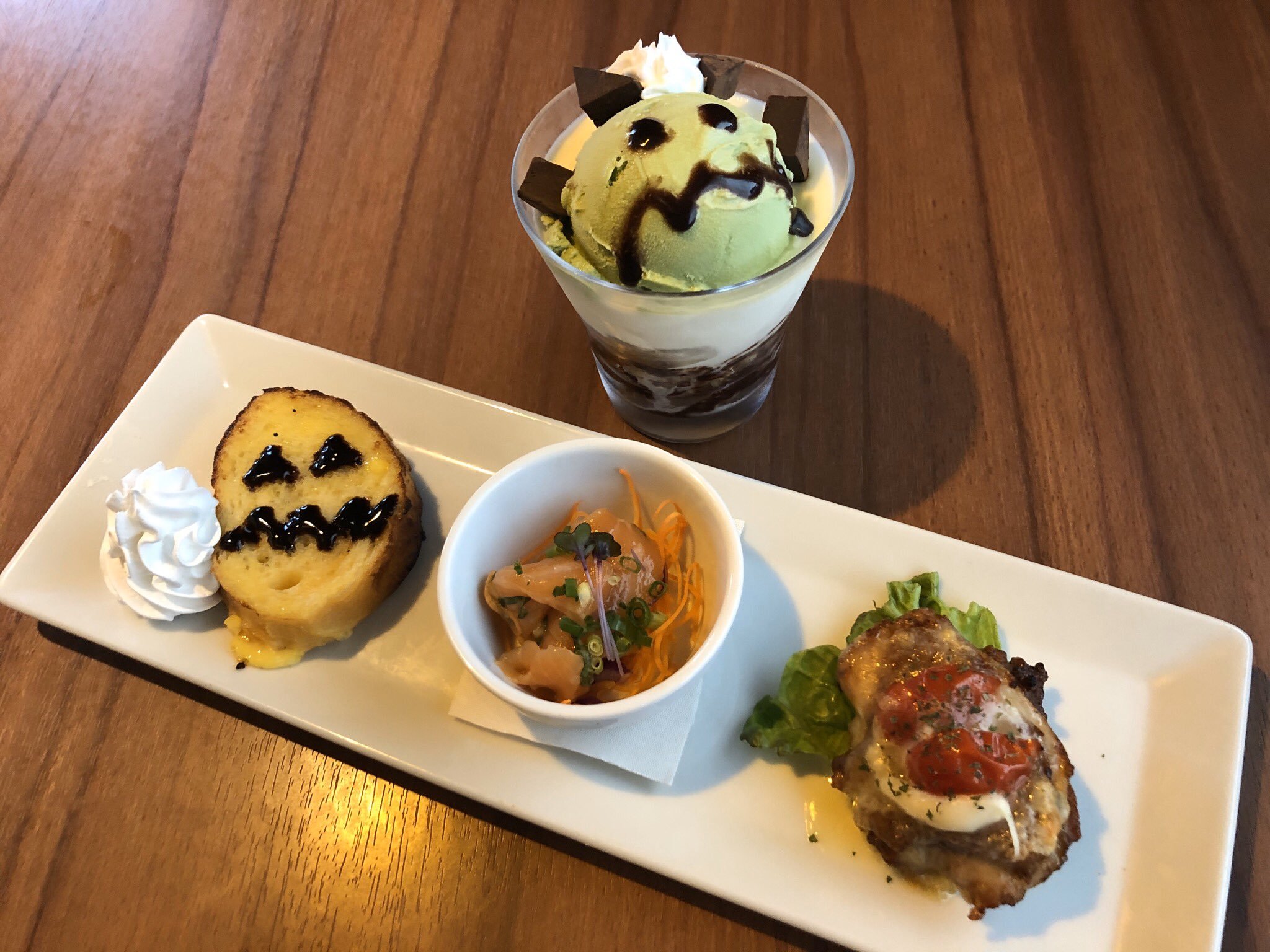 おはようございます！！ HAPPY HELLOWEEN  かわいい顔の書かれた前菜とデザート 食べにきませんかーーー！！？？笑笑  お席まだ... [ベビーフェイスプラネッツ 札幌宮の森店【Twitter】]