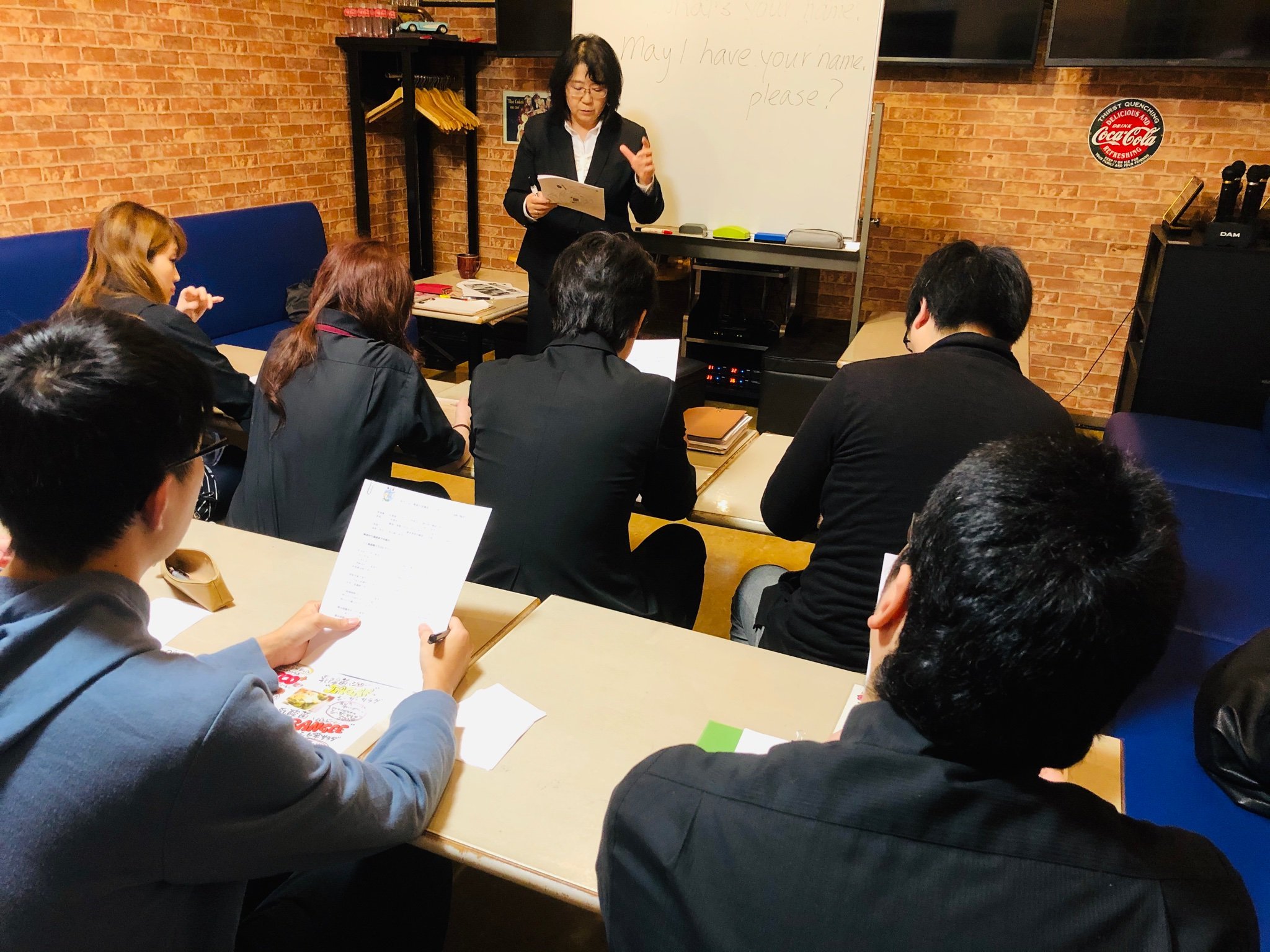 みんなで英語の勉強をしてるッス！ おいでませ新さっぽろ！  #カラオケピロス  #新札幌  #新さっぽろ  #北海道  #厚別  #カラオケ... [カラオケピロス【Twitter】]