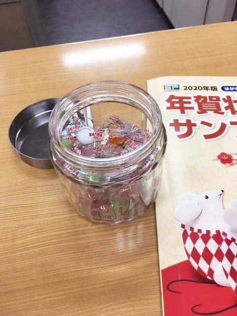 ご来店時には、変わらぬ美味しさサクマドロップスをどうぞ！白（ハッカ）残り気味ですが白も美味しいですよ！たくさん残ったときは上司が食べてますが... [プリントハウス【Twitter】]