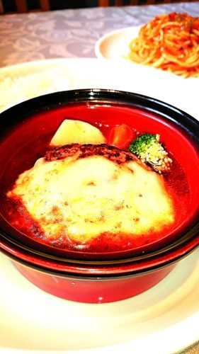 洋食家はるひです。今週の週替わりメニューは、『ラム肉と望来豚の煮込みハンバーグ＆4種のチーズドリア＆焼きそば風パスタ』と、『エ... [洋食家はるひ【Twitter】]