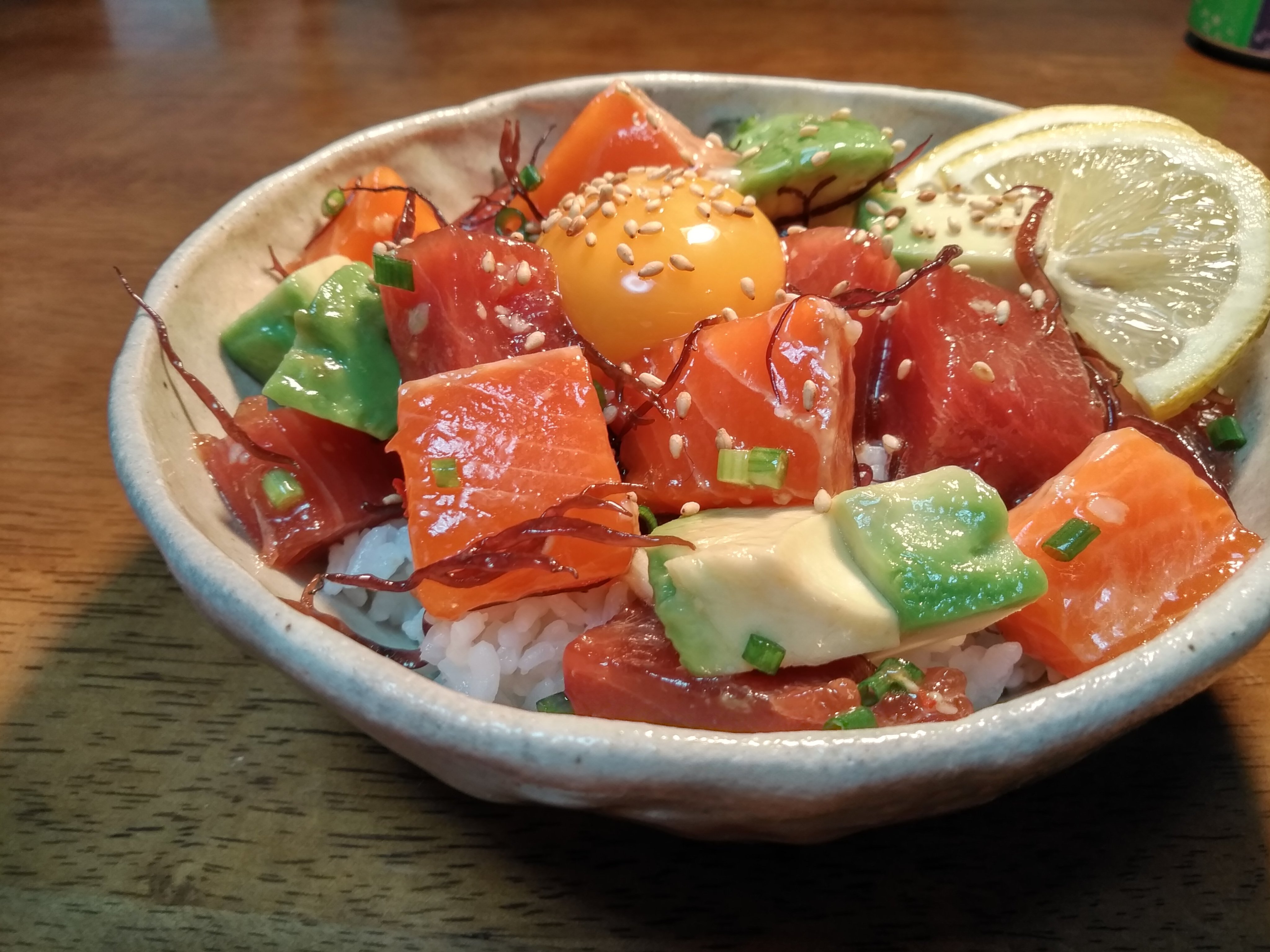 ふのり入りポキ丼を作りました。  ハワイ語でポキは「切り身」という意味だそうです。 最低気温も最高気温もマイナスの札幌ですが、 ハワイにいる... [光海藻【Twitter】]