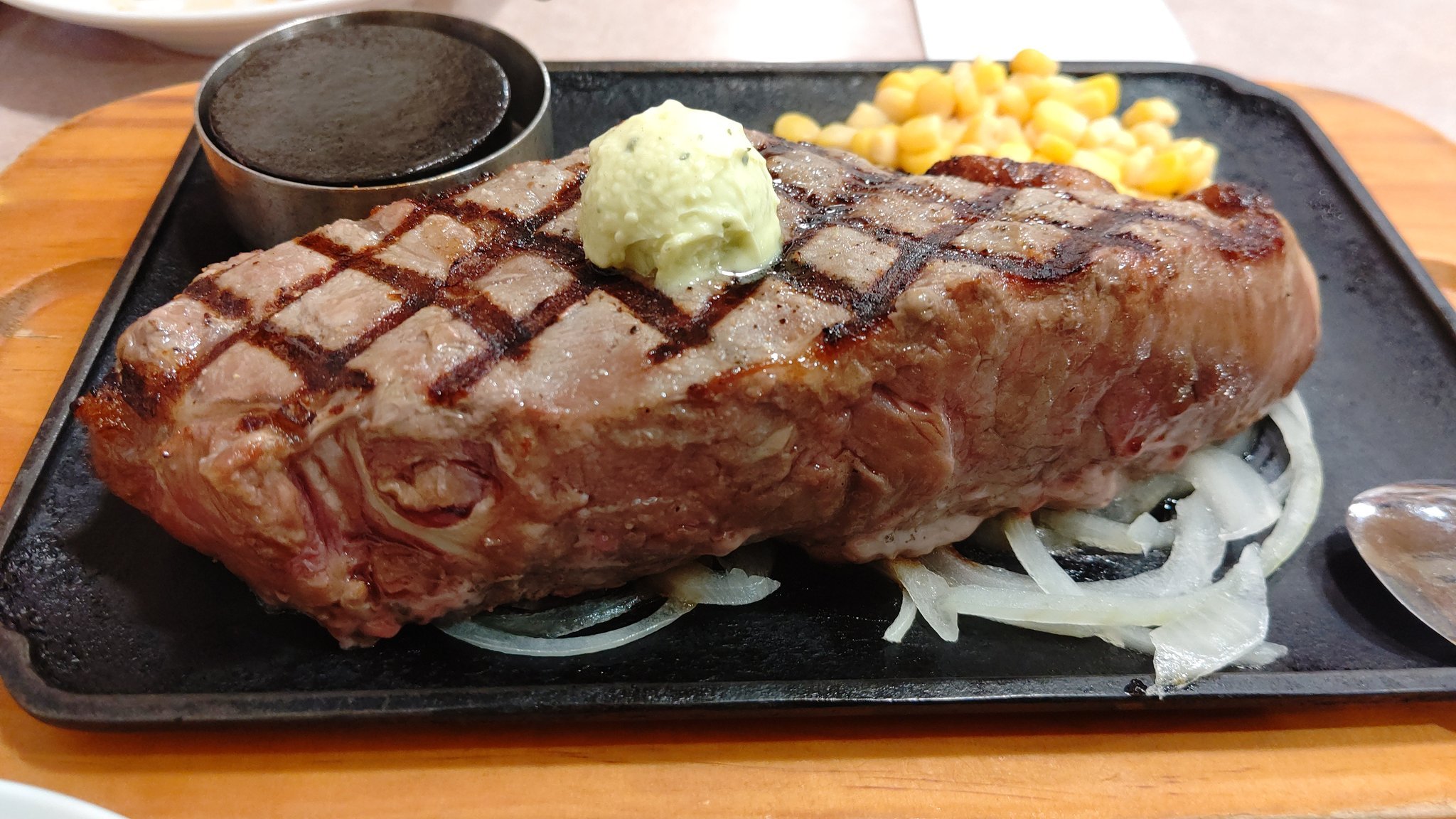 今日は、頑張ったので 大きい肉！(笑) pic.twitter.com/UFokdtmx47 [おもちゃの平野【Twitter】]