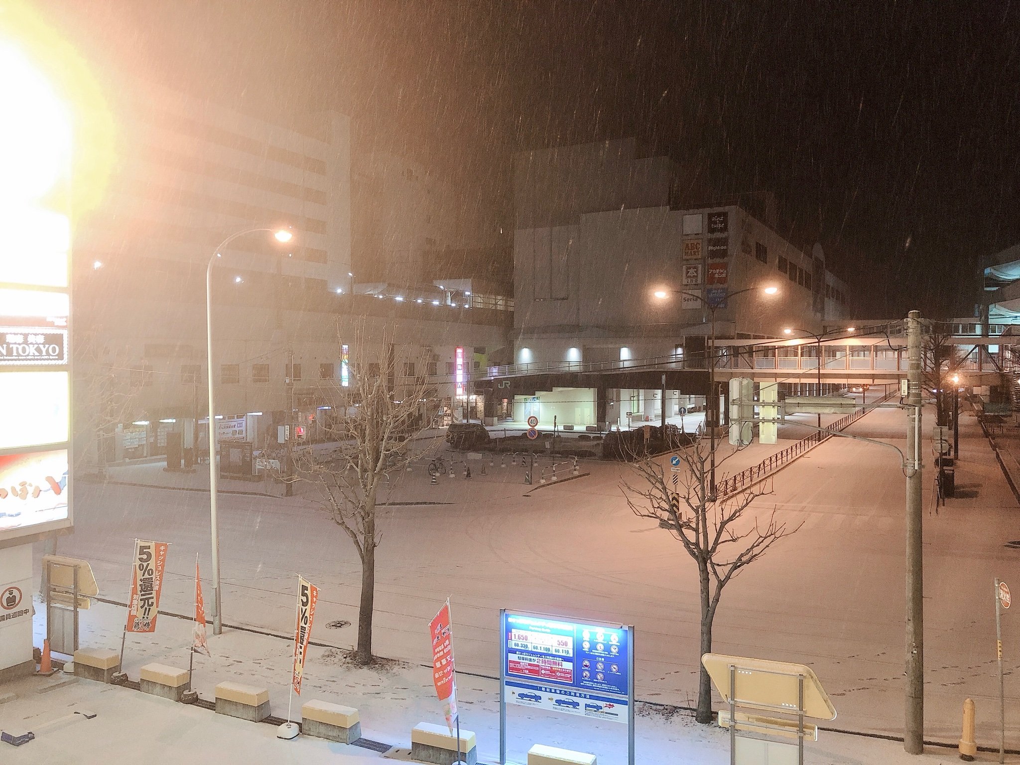 大晦日の新さっぽろ駅前。  静かに雪が降っている。  ピロスだけアツイ。   #カラオケピロス   #新札幌  #新さっぽろ  #カラオケア... [カラオケピロス【Twitter】]