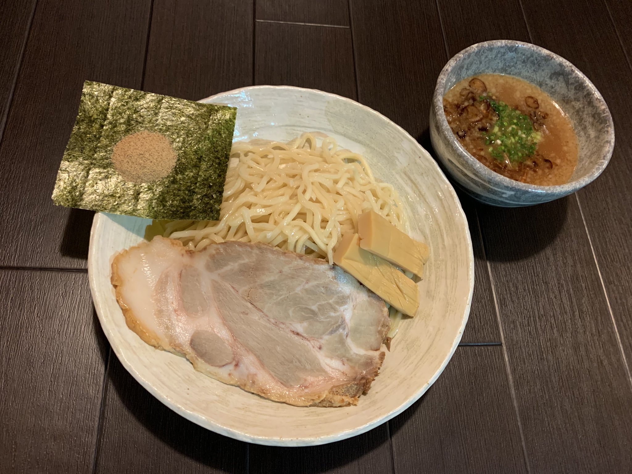 長い長い時を経て銀波露全店にて復活  『濃厚焦がしネギつけ麺』 道産小麦100%のもちもち麺 濃厚魚介豚骨醤油つけだれ 特製香味油と焦がしネ... [らぁめん銀波露 札幌手稲店【Twitter】]