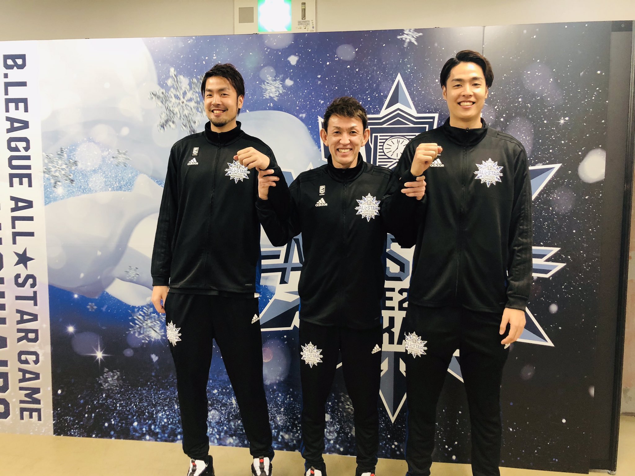 ボス( @orimo9)へ   #3人ともなんてE笑顔  #Bリーグオールスター   #折茂選手をこんなに笑顔にできるのは竹内兄弟だけ  #... [レバンガ北海道【Twitter】]