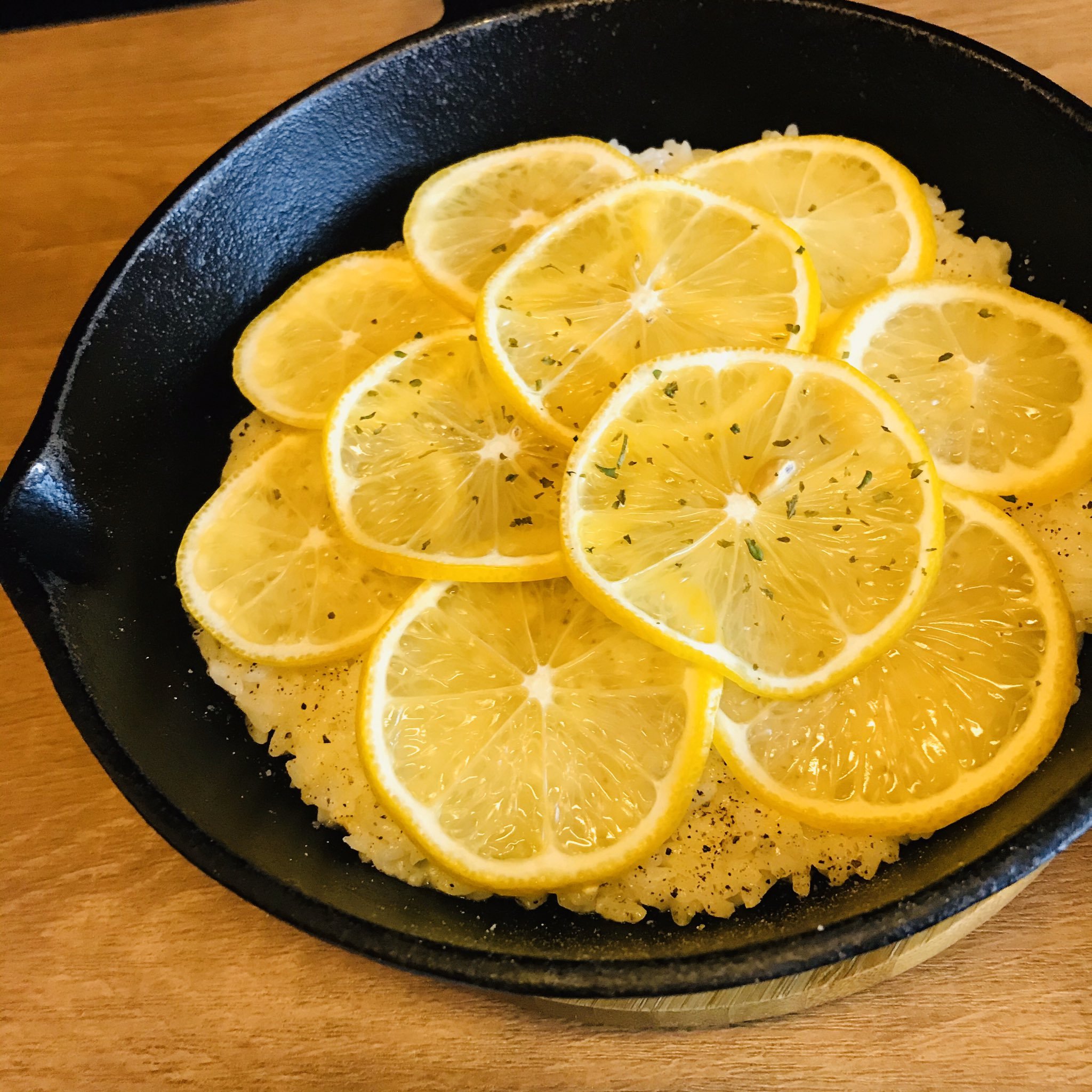 こんにちわ！今週もスタートしました^ ^よろしくお願いします(^-^)こちらはリピするお客様続出『黒こしょうとパルメザンチーズのレモンリゾッ... [バル　FUJIYAMA【Twitter】]