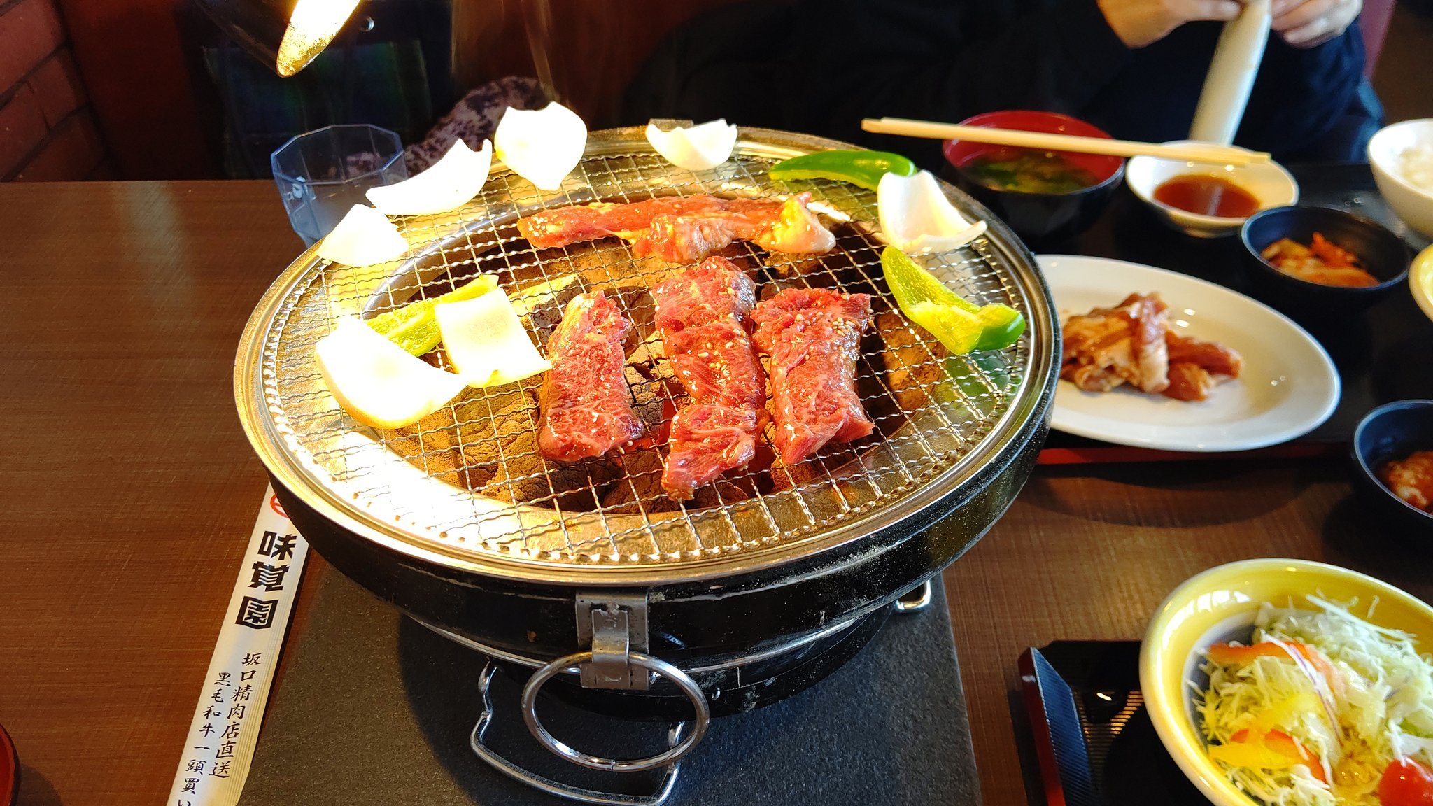 休みの日は、 昼から焼き肉！(笑) pic.twitter.com/QhMeOeoOQC [おもちゃの平野【Twitter】]