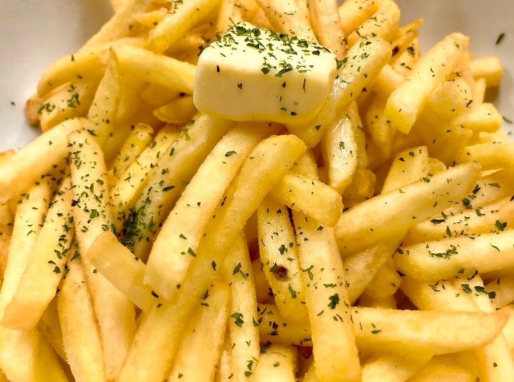 ザンギに飽きた皆様のために深夜にこっそりポテトを…🍟ほくほく…あつあつ…うま…#ピロテロ#カラオケピロス [カラオケピロス【Twitter】]