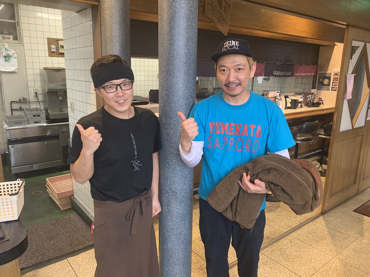 お昼の営業中になんと…❗️❗️肉玉のラギさんご来店してくださいました🤩🔥一緒にラギさんのポーズやらせていただきました😎👍差し入れま.... [らぁめん銀波露 札幌手稲店【Twitter】]