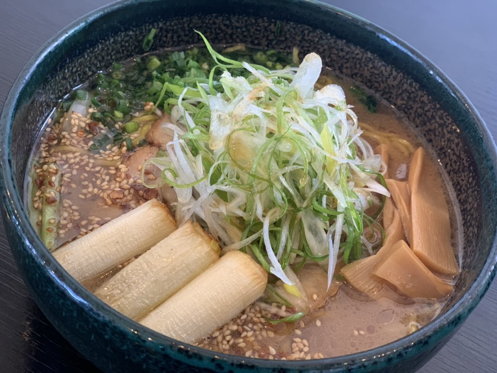 道産の軟白ねぎを豪快に使用したラーメン🍜健康的で体力をつけるのにぴったりな一杯です💪軟白ねぎの食感たまらないです😎食べて体力... [らぁめん銀波露 札幌手稲店【Twitter】]