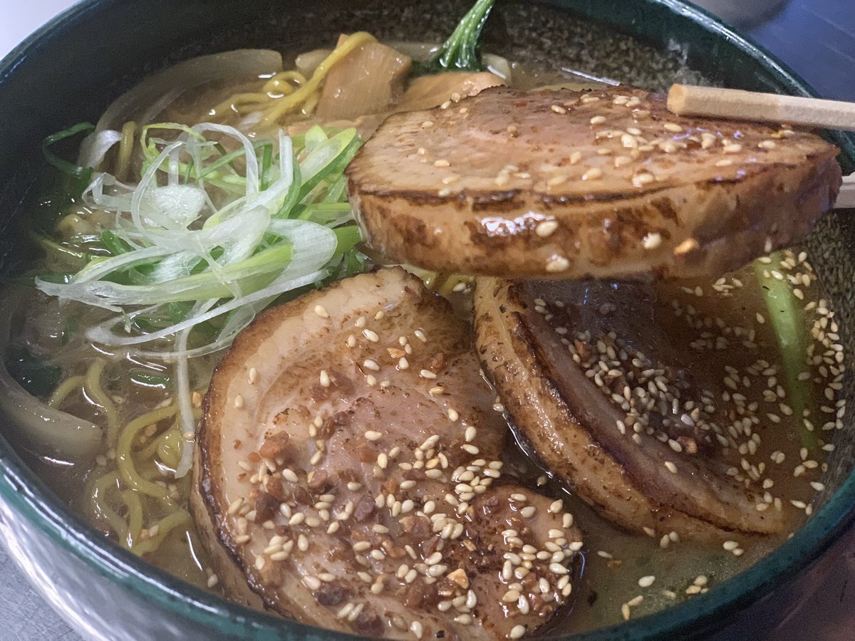 夜はガツンといきましょう😎🔥厚切り炙りバラチャーシュー麺は醤油 味噌 塩 辛から味を選べます🍜銀波露の最強こってりはバラチャーシ... [らぁめん銀波露 札幌手稲店【Twitter】]