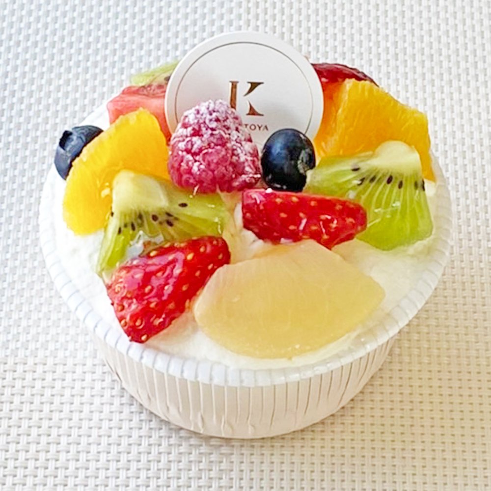 🍊🍓「フルーツカップケーキ」🥝🍑カップの中にスポンジ、生クリーム、ミカン、イチゴを入れ、オレンジやキウイ、白桃などのフルーツを色..... [洋菓子きのとや【Twitter】]