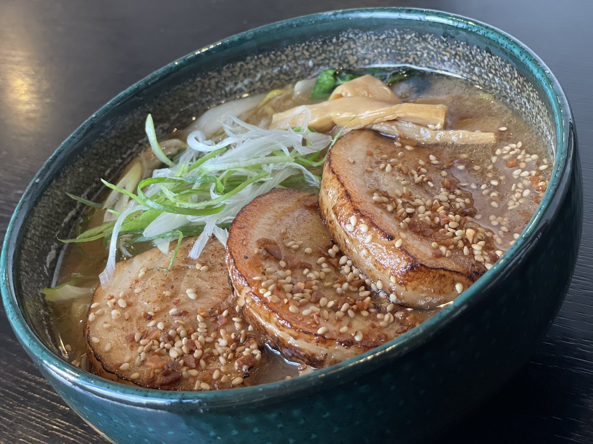 秋っぽい気候になってラーメンが更に美味しく感じます🍜『厚切り炙りバラチャーシュー麺』は低温調理で仕込んだバラチャーシューを厚... [らぁめん銀波露 札幌手稲店【Twitter】]