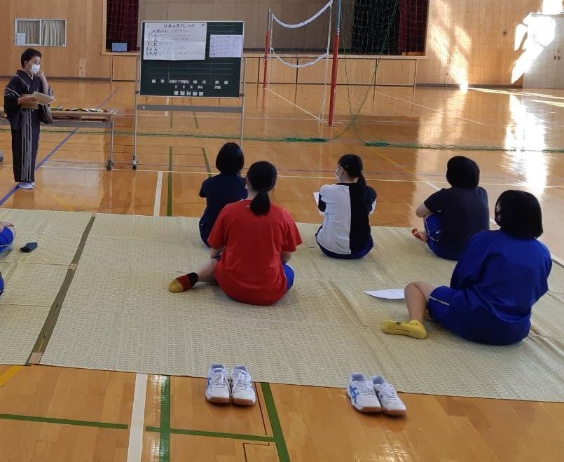 昨日の旭川校は豊富高校できもの授業🏫浴衣着つけ実習と合わせきものの素材や季節の行事など日本文化についての講義も🍀脱いだ履き物を... [小林豊子きもの学院【Twitter】]