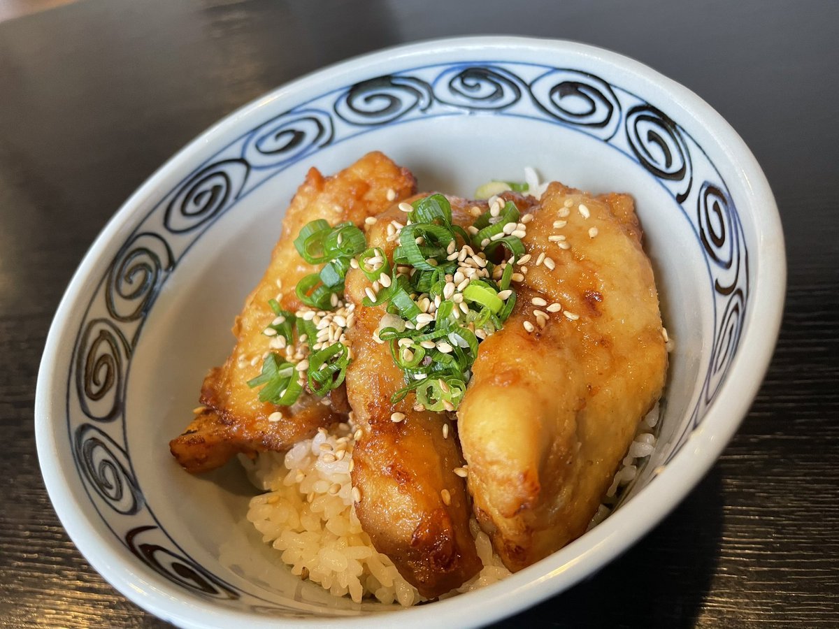 銀波露手稲店限定メニュー✨🟠鶏ぱいくぅ丼 350円ラーメンのスープをぶっかけるのが鉄板！🟠ざんぎ1個 70円月間1000個以上の販売数.... [らぁめん銀波露 札幌手稲店【Twitter】]