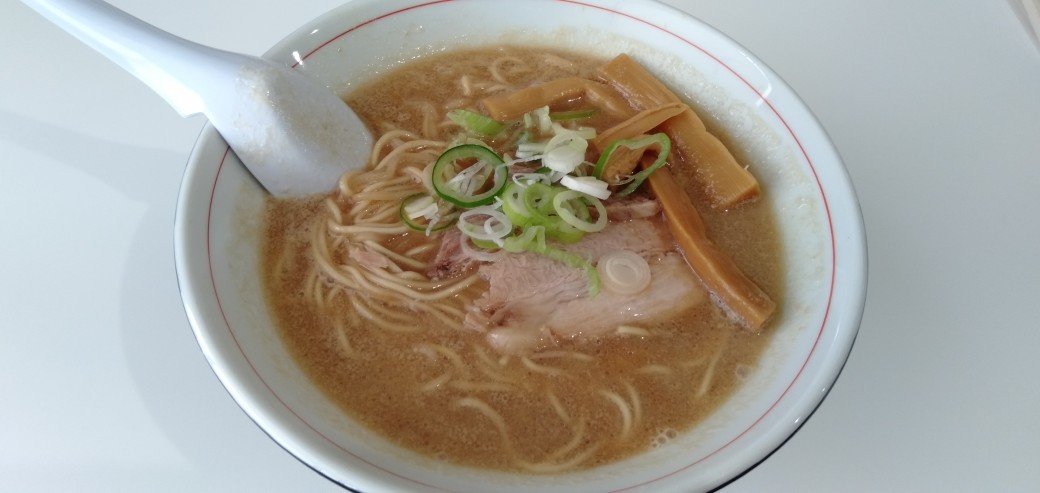 今日のまかない旭川ラーメン（まかないの為0円）麺が旭川よりじゃないからあれだけど、スープはこんな感じかな？パッと作った割... [やさしい、とんこつ 麺 かまくら【Twitter】]