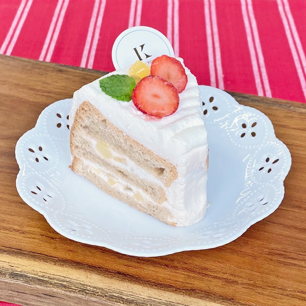 【新商品】🍎りんごと紅茶のケーキ🍓角切りしたりんごを紅茶風味のふわふわのシフォンケーキと、紅茶風味のクリームではさみ、イチゴ... [洋菓子きのとや【Twitter】]