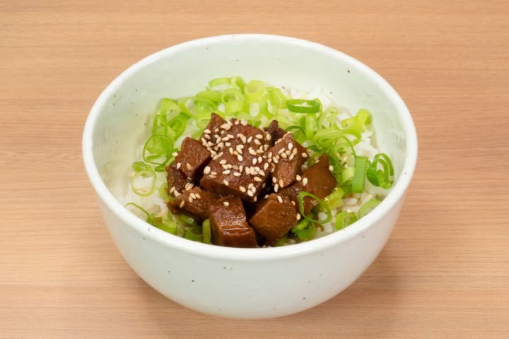 《 豚丼￥300》のご紹介🐷『秘伝のタレで漬け込んだ「角切りチャーシュー」』　　　　　　　✖『岩見沢産、まっちゃんファームの美... [らーめん・麺GO家（めんごや） 西野店【Twitter】]