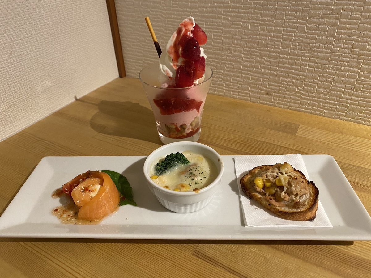 おはようございます！とてもいい天気ですね☀️こちらが本日のリッチランチ🍴サーモンがお花の形なんですよ🌹今週最後のランチメニュ... [ベビーフェイスプラネッツ 札幌宮の森店【Twitter】]