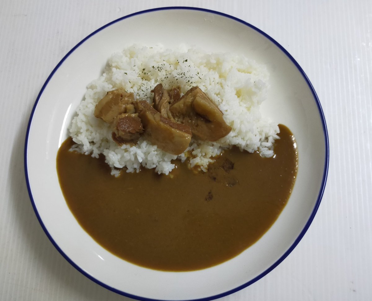 新メニューのご紹介です本日より朝カレーを始めます朝カレー500円！ミニカレー250円や大カレー750円もありますトンコツスープを... [やさしい、とんこつ 麺 かまくら【Twitter】]