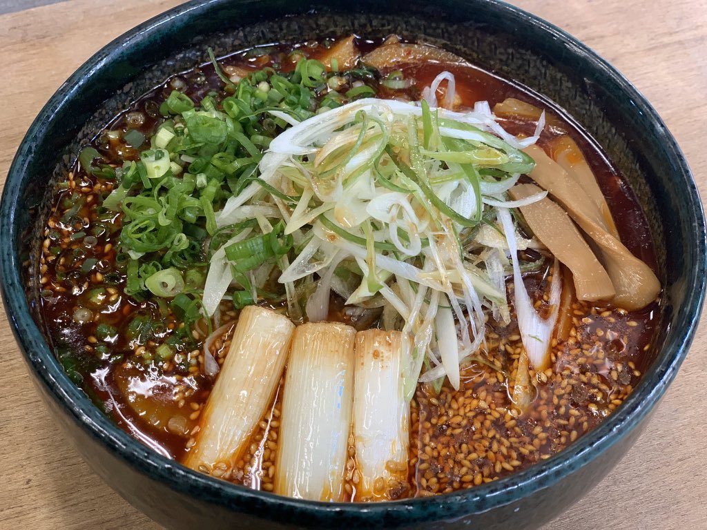 おはようございます☀本日は店長のおすすめを紹介😎「辛らぁめん醤油に3種のねぎトッピング」です🍜辛いラーメンといえば味噌のイメ... [らぁめん銀波露 札幌手稲店【Twitter】]