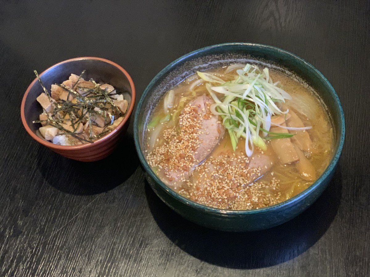 本日より、ランチセットの種類が増えました😙〖ミニ魚介チャーシュー丼〗お好きならぁめんに＋200円で召し上がることが出来ます🙈◎... [らぁめん銀波露 札幌手稲店【Twitter】]