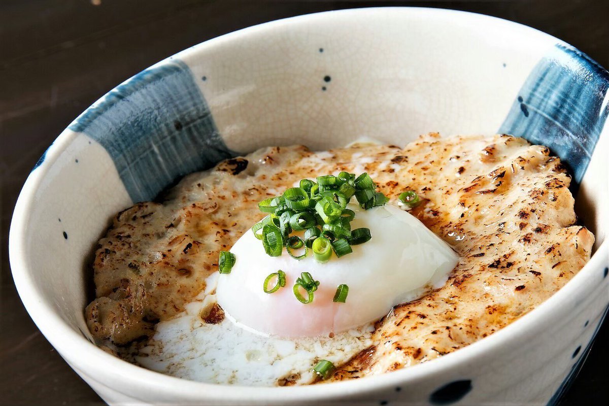 &quot;とろ〜り温玉つくね丼&quot;ほっかほかのご飯の上に、つくねを乗せ、とろっとろな温泉玉子を乗せて、タレをかけて、、更に隠し味に特製... [らぁめん銀波露 札幌手稲店【Twitter】]