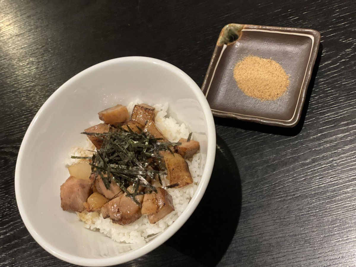 11月限定販売中&quot;和風炙りチャーシュー丼&quot;¥300まもなく終了が近付いてきました😭😭別皿のマグロ節パウダーを、お好みで加えていただ... [らぁめん銀波露 札幌手稲店【Twitter】]