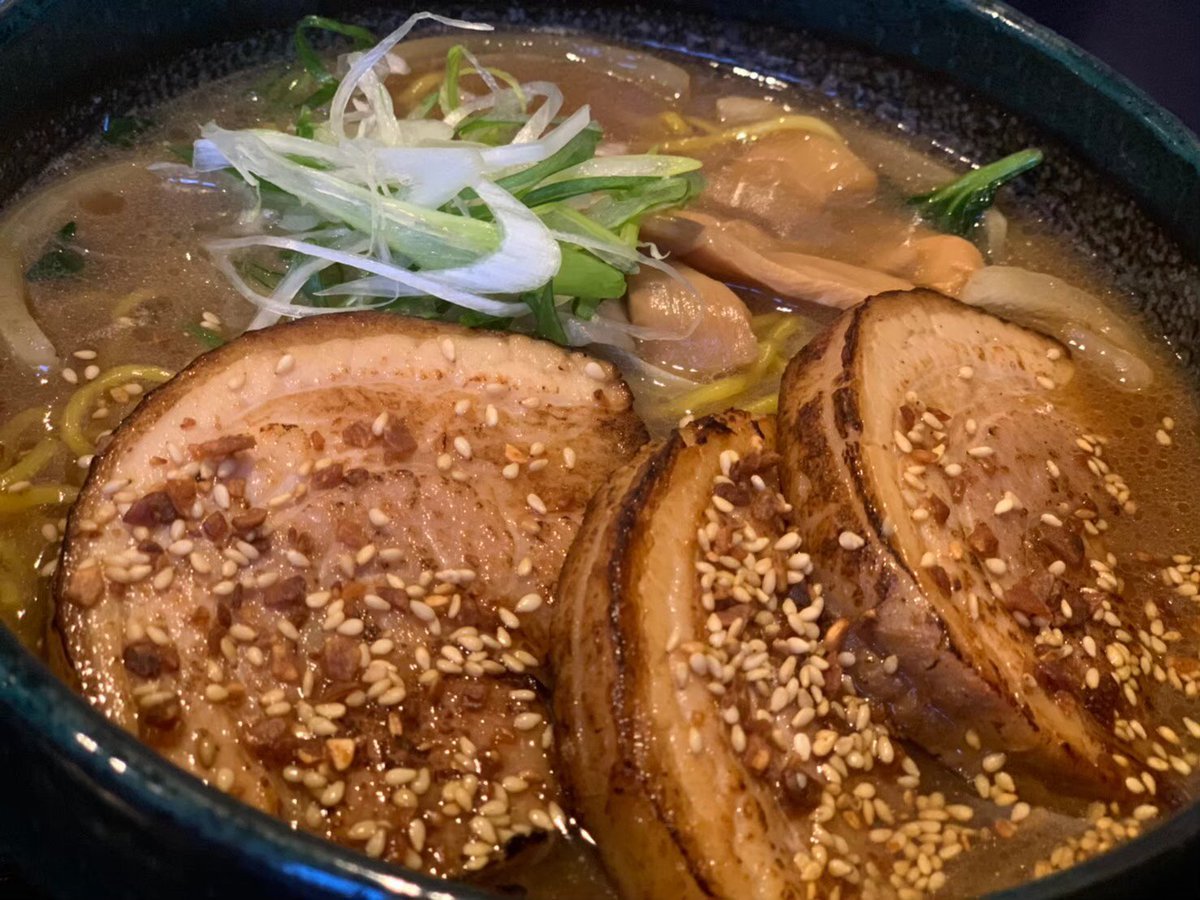 おはようございます☀最近&quot;厚切り炙りバラチャーシュー麺&quot;がとても人気です🤤🔥じっくり煮込んでトロトロになった厚切りの豚バラチャ... [らぁめん銀波露 札幌手稲店【Twitter】]