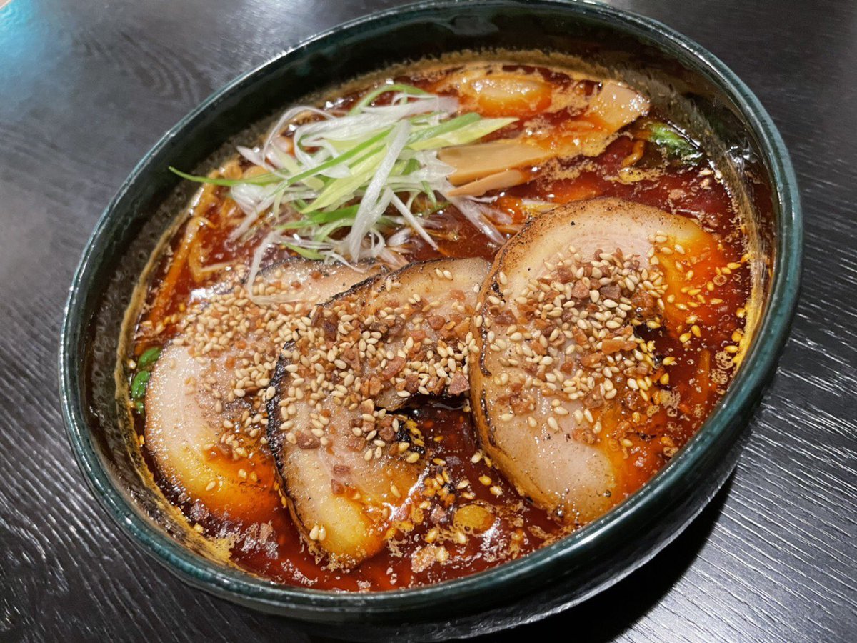 厚切り炙りバラチャーシュー×辛らぁめん🍜🔥表面を炙ったトロトロの厚切りバラチャーシュー🔥と、数種類の唐辛子をブレンドした特製... [らぁめん銀波露 札幌手稲店【Twitter】]