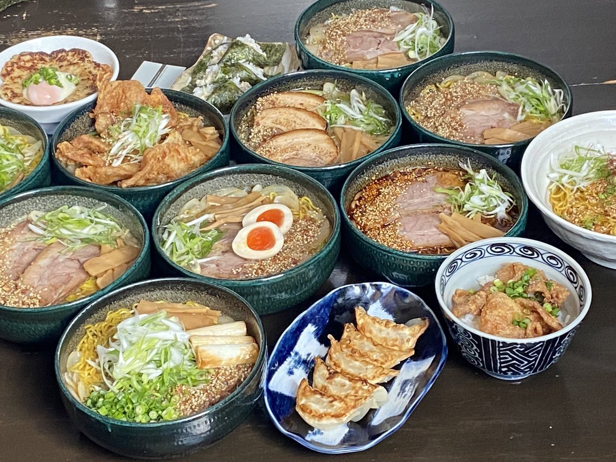 朝から沢山のご来店ありがとうございます🥸！スタッフのマスク着用、仕切りやアルコールの設置、換気等をしつつ営業しております✌🏻... [らぁめん銀波露 札幌手稲店【Twitter】]