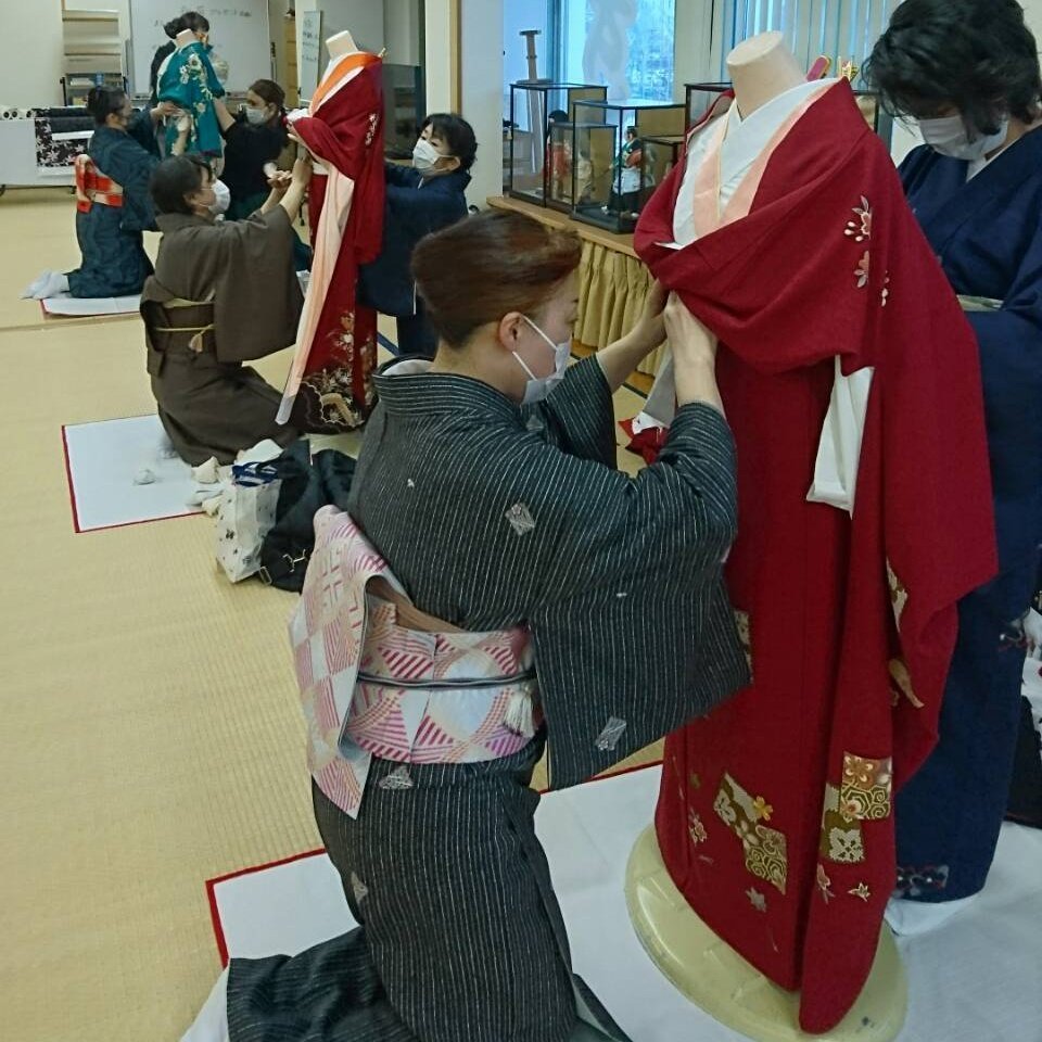 一昨日の札幌校で振袖研修会を実施👘残念ながら成人式の中止が発表されましたが人生の節目を写真に収めるお嬢様に素敵な晴れ姿をプ... [小林豊子きもの学院【Twitter】]